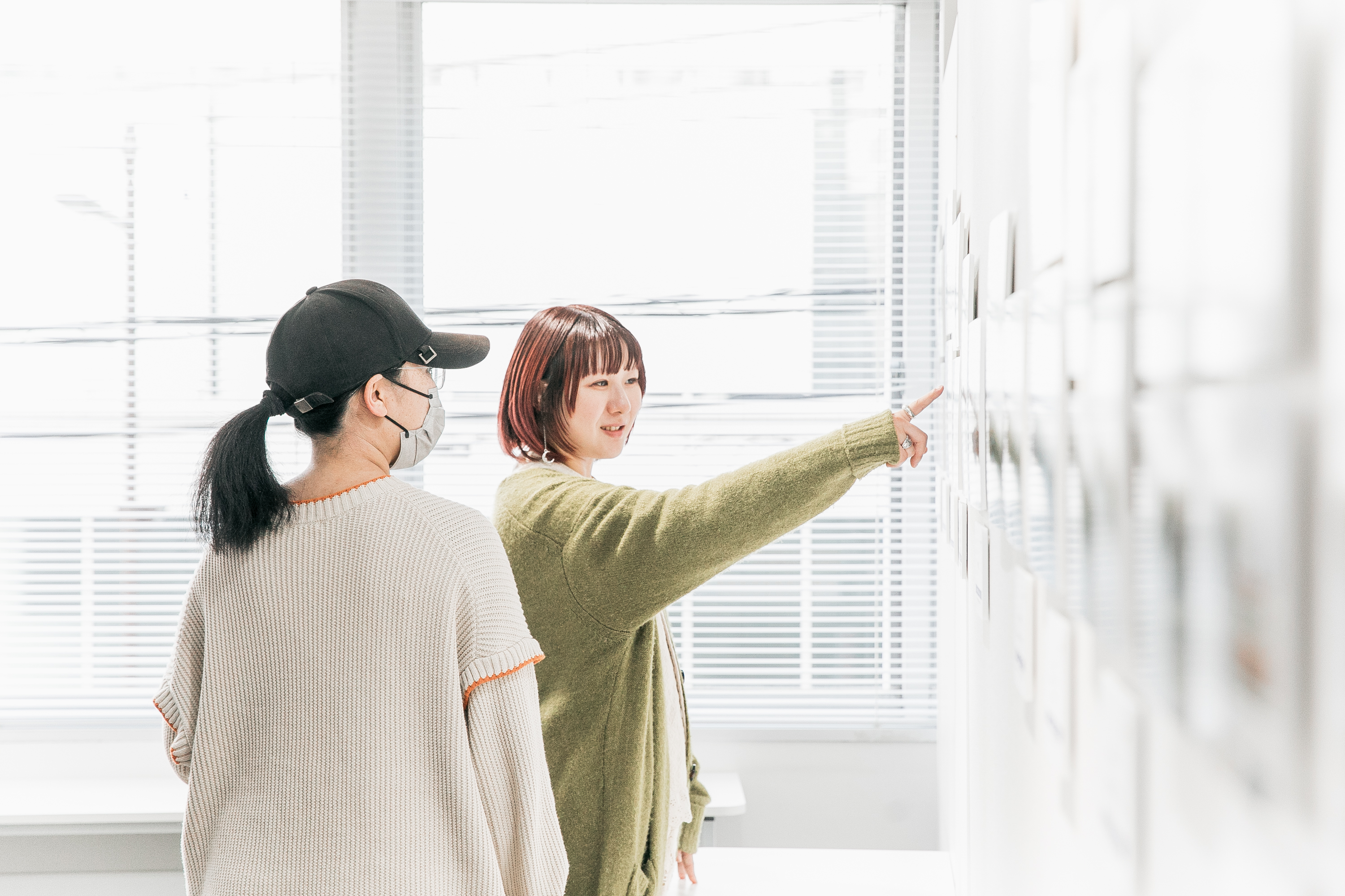 写真展で作品について話している様子