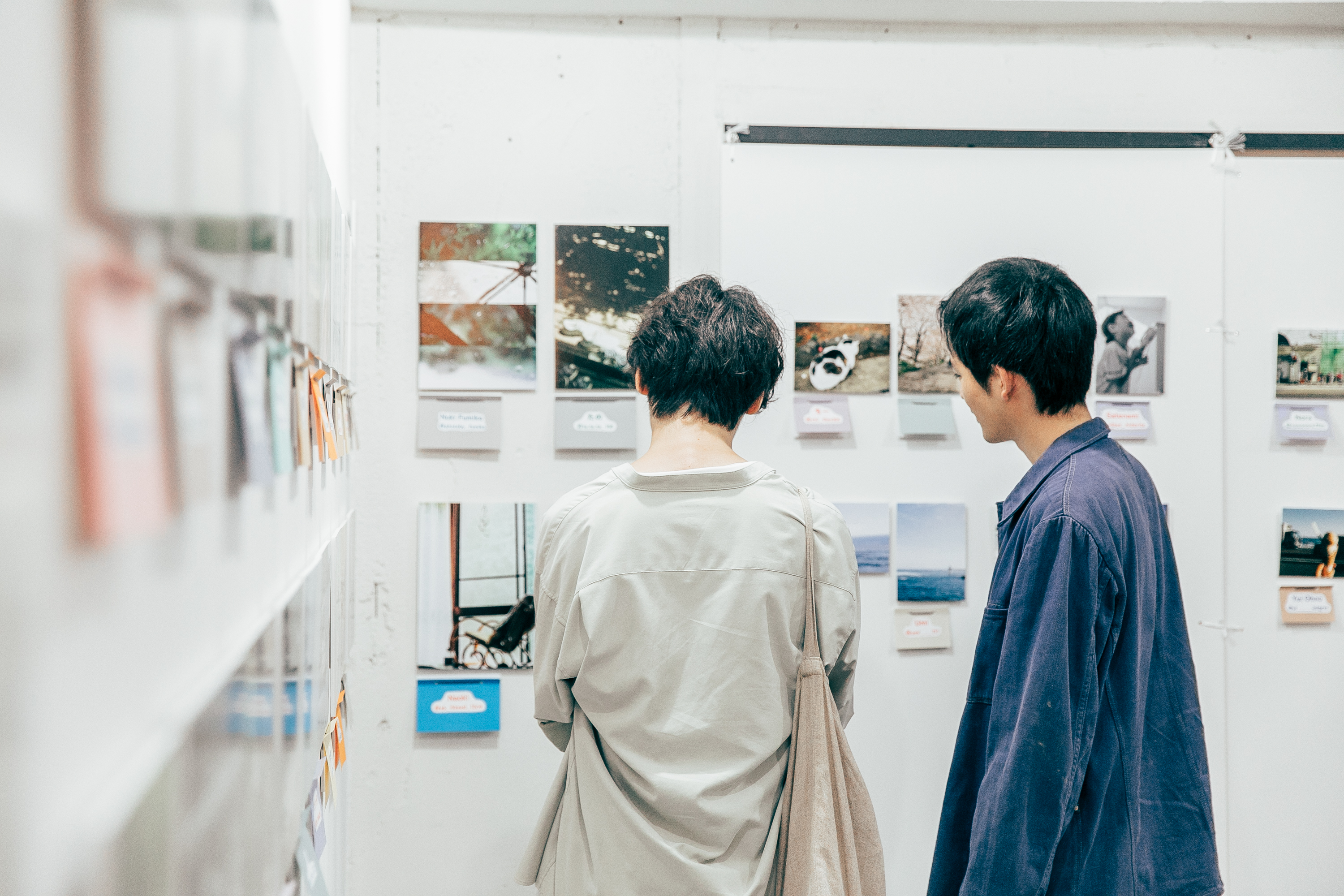 写真展で展示作品を見ている来場者