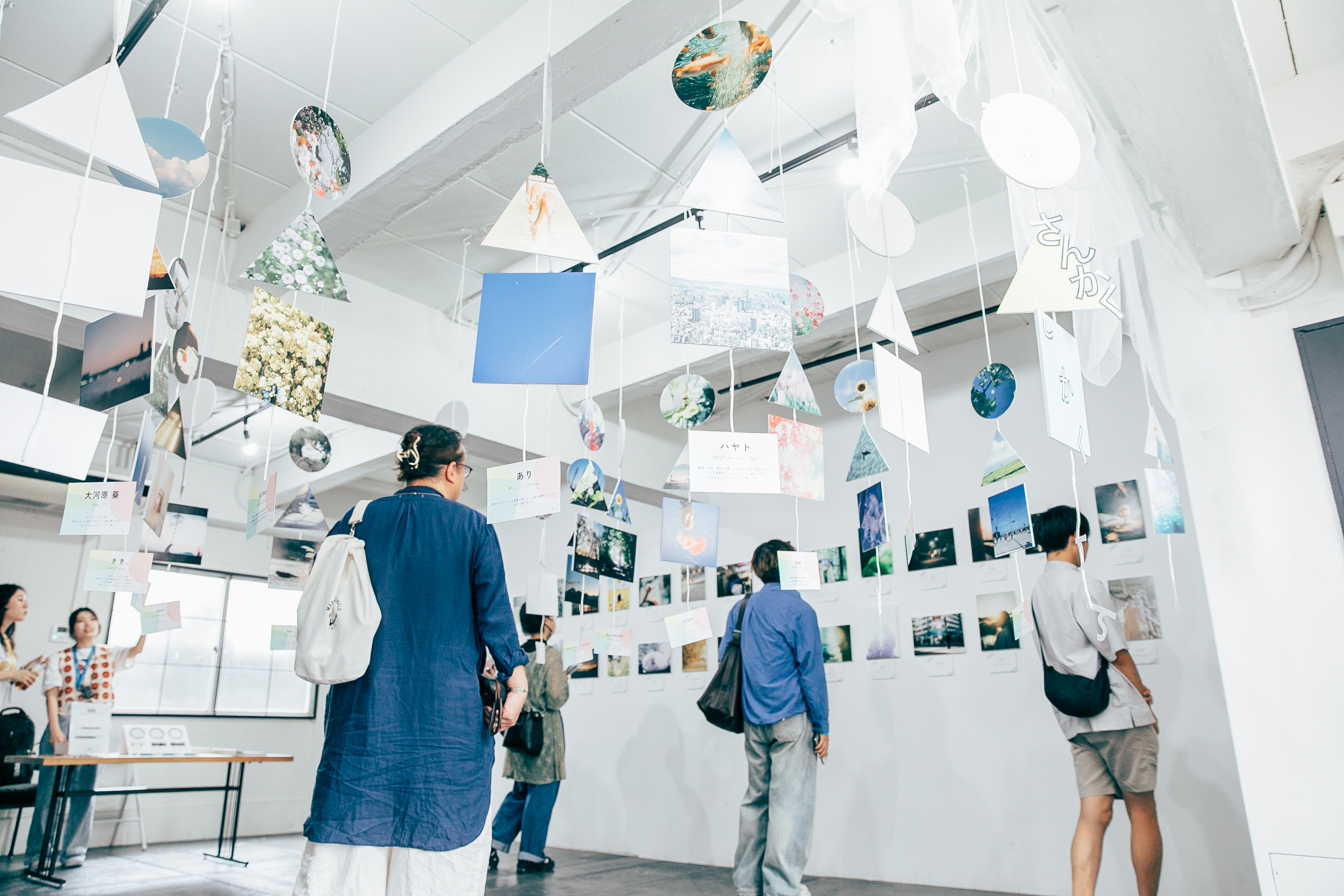 写真展会場で展示を見ている様子