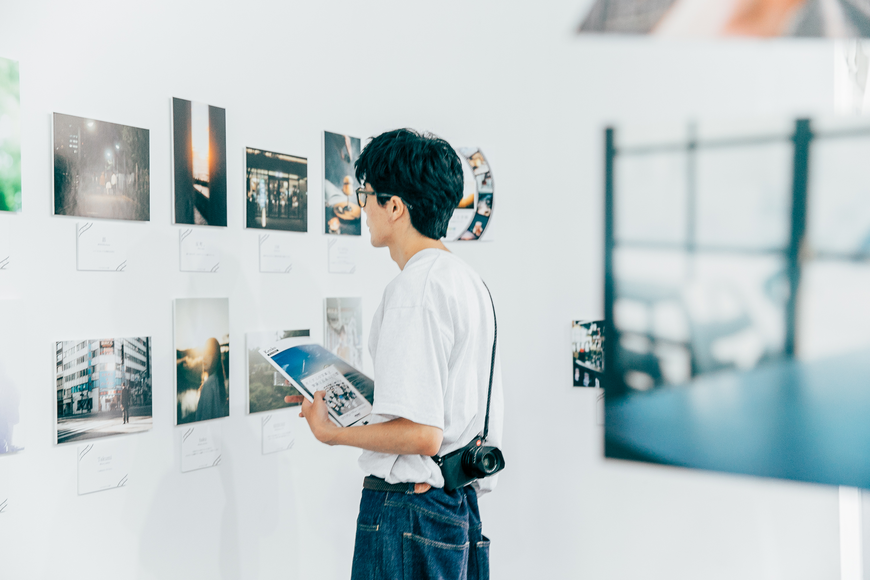写真展で作品を鑑賞している様子