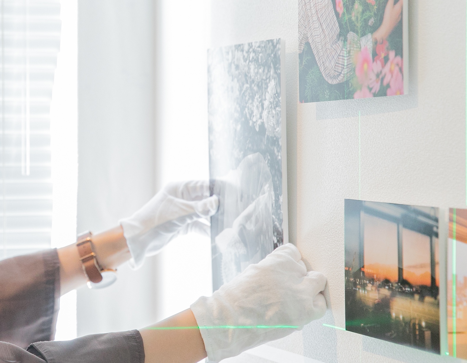 パネル加工した写真作品を壁に設置している様子