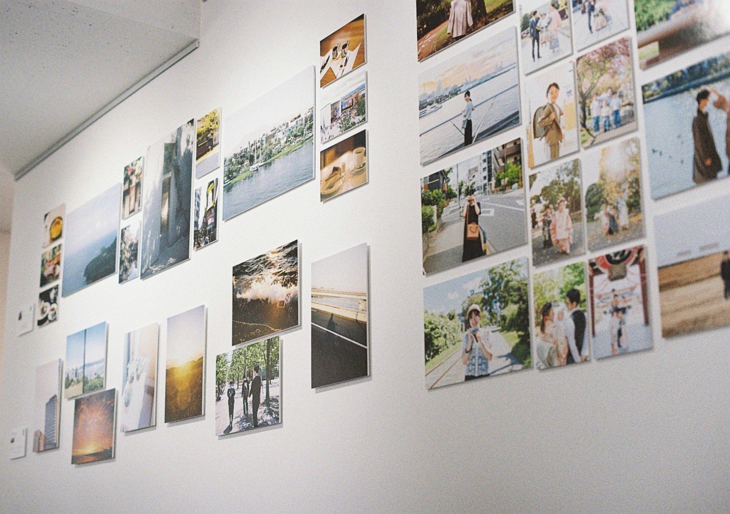 写真作品が並ぶ展示風景