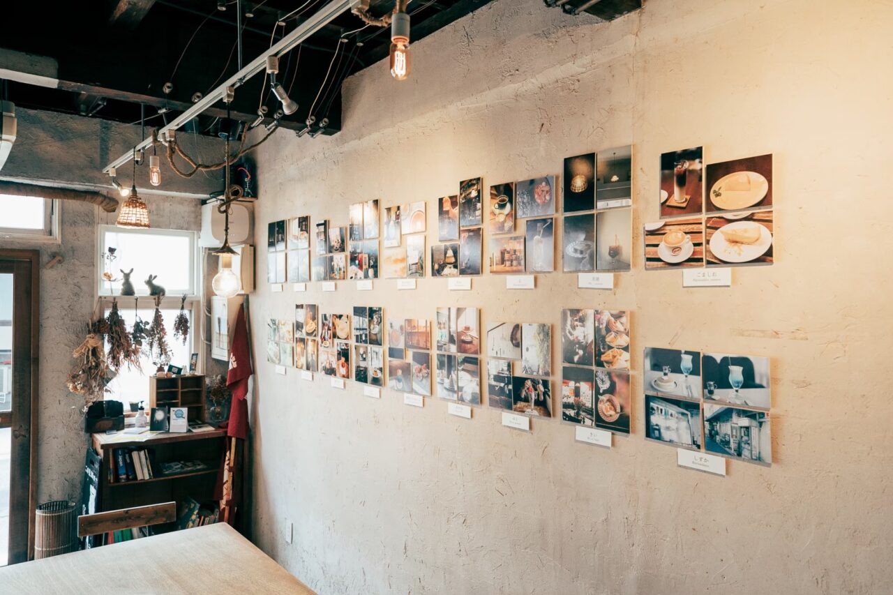 toco.の写真展で壁一面に展示された作品