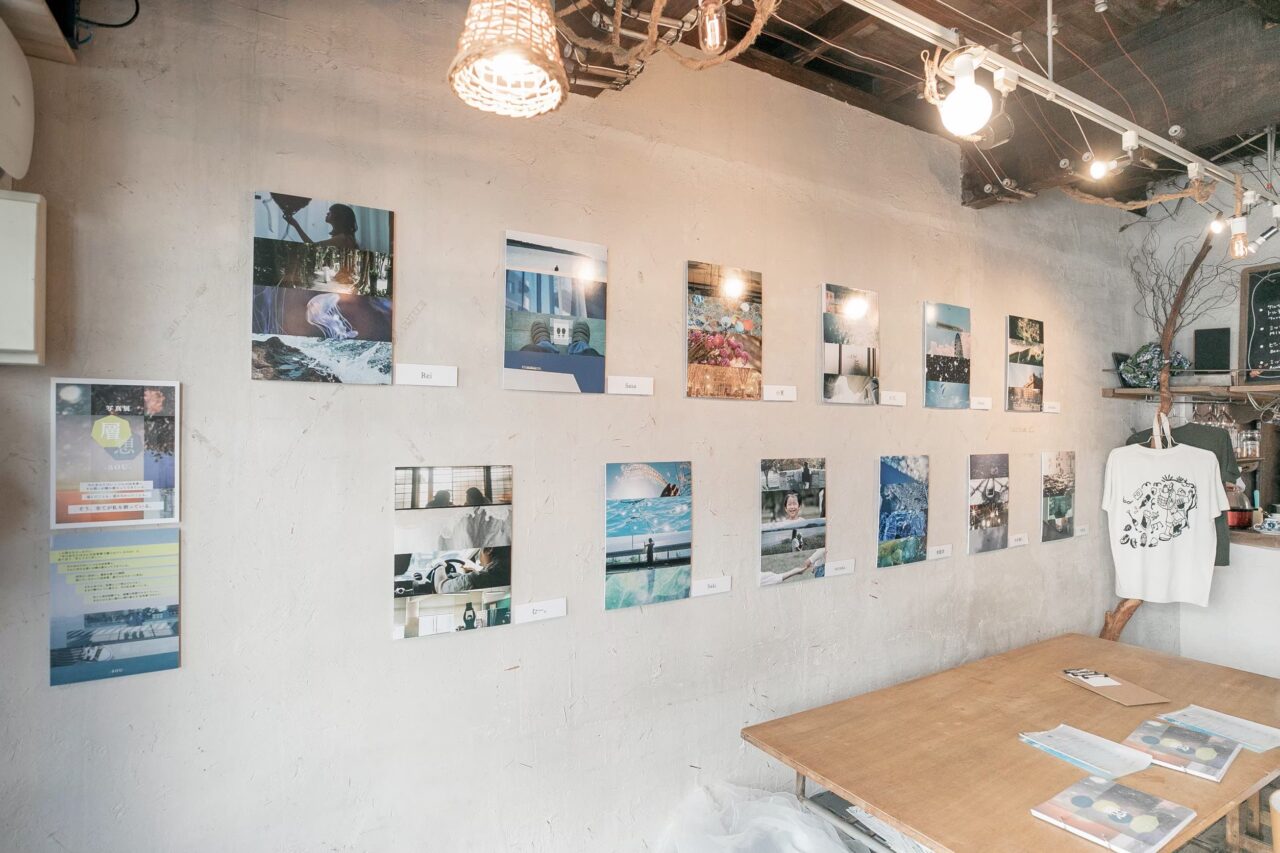 toco.のカフェラウンジの壁に並ぶ写真作品
