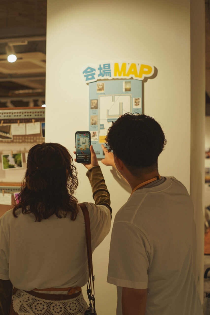 写真展の会場風景